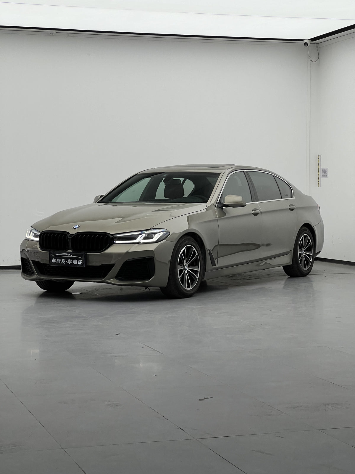 BMW 5 Series F18 | 2011 model | 宝马 5 系 F18|2011 款 – vehicle photo 2