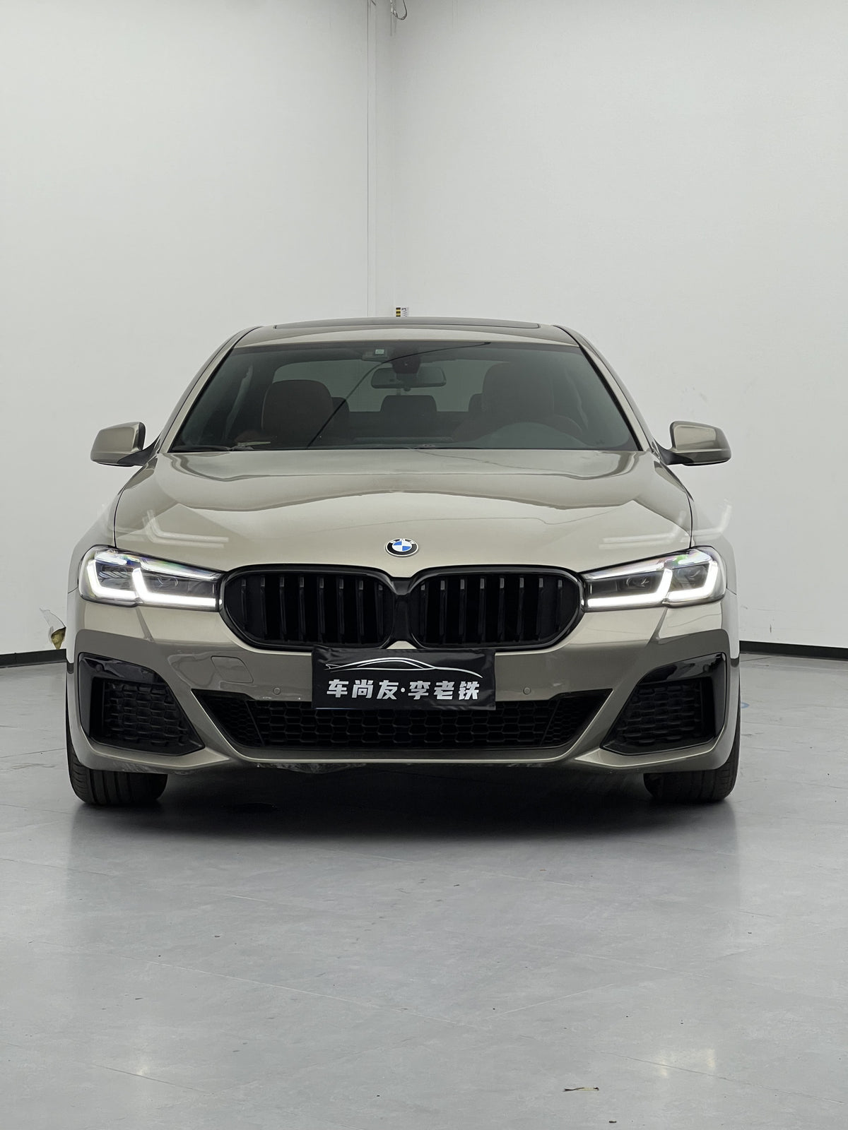 BMW 5 Series F18 | 2011 model | 宝马 5 系 F18｜2011 款 – vehicle photo 1