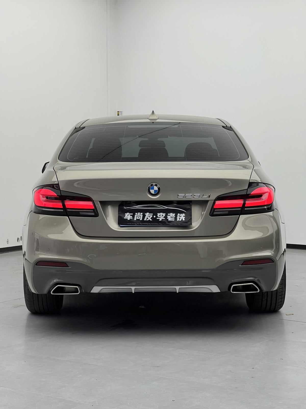 BMW 5 Series F18 | 2011 model | 宝马 5 系 F18｜2011 款 – vehicle photo 3